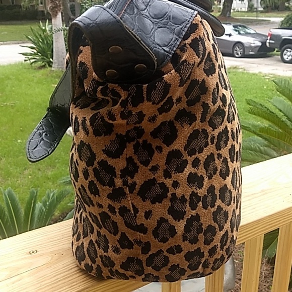 Large Leopard Print Travel Bag - Picture 2 of 8